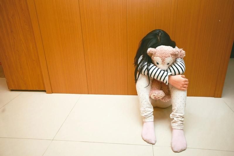 殴打、踹踢、坐压…新竹幼儿园爆虐童勒令停业 负责人收押