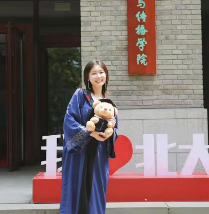 北大女硕士当食堂阿姨 网：大材小用 她：自洽胜过体面
