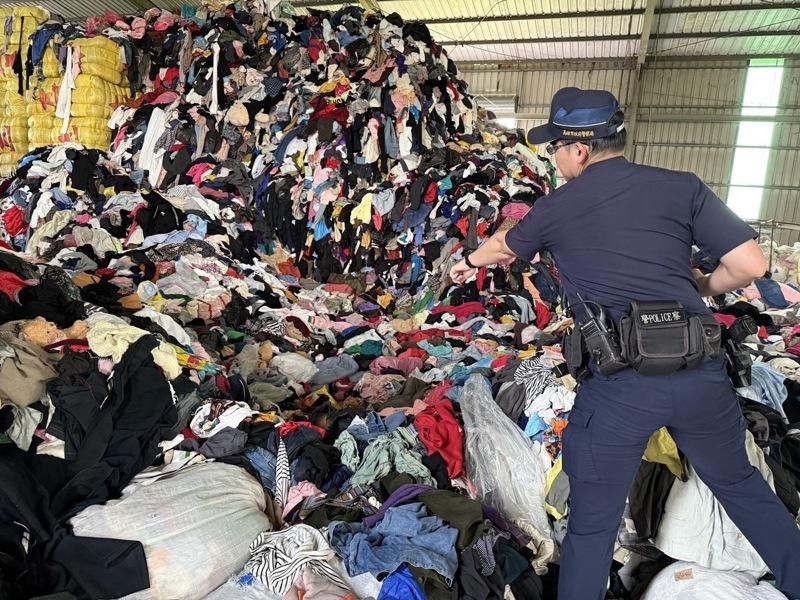 高雄2层楼高「旧衣山」崩塌 妇遭活埋逾1小时送医不治