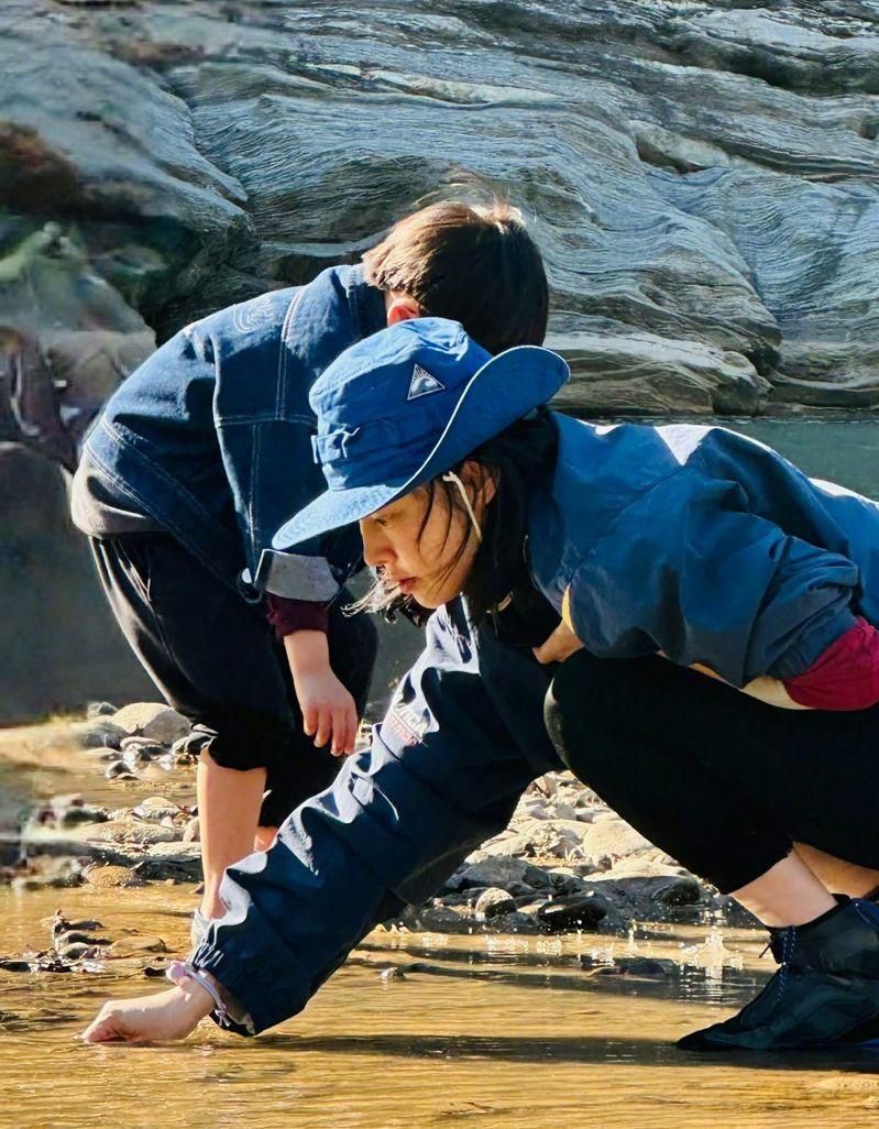 终于不藏了…白百何首晒二儿子生活照 温馨互动引热议