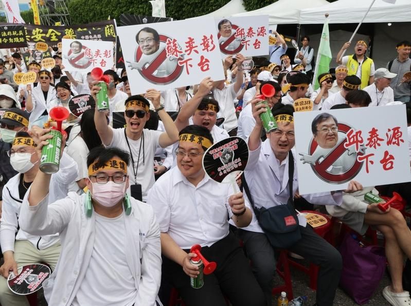 谁都能卖药…卫福部放宽中药商资格 药师上凯道呛部长下台