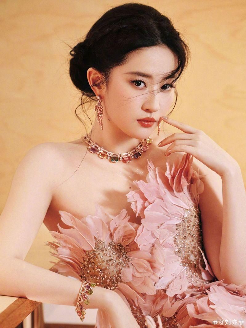 刘亦菲新戏挑战演盲女？男主传是「古装丑男」