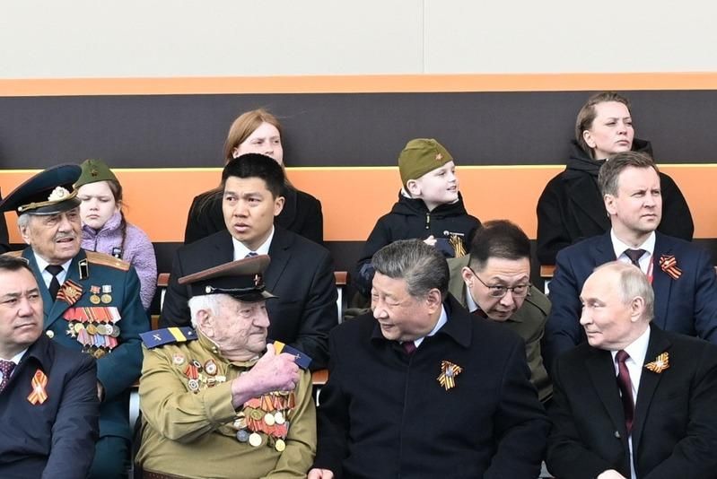 红场阅兵习近平问候身旁老兵获热情回应 身分揭秘