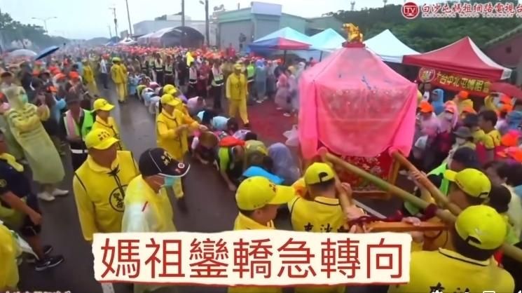 白沙屯回銮遇「大罢免」躜轿底 妈祖突刹车倒退闪过