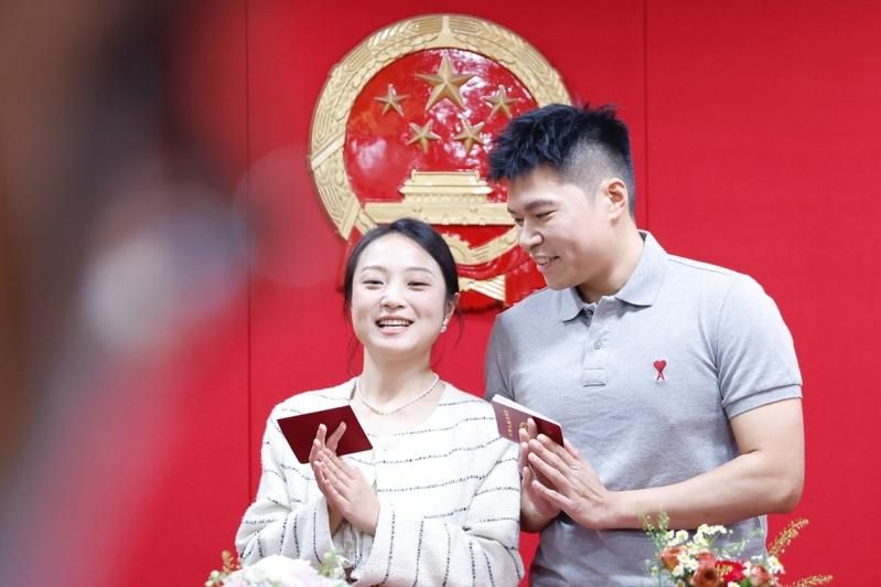 无需再出示户口本 中国即起领证结婚「全国通办」